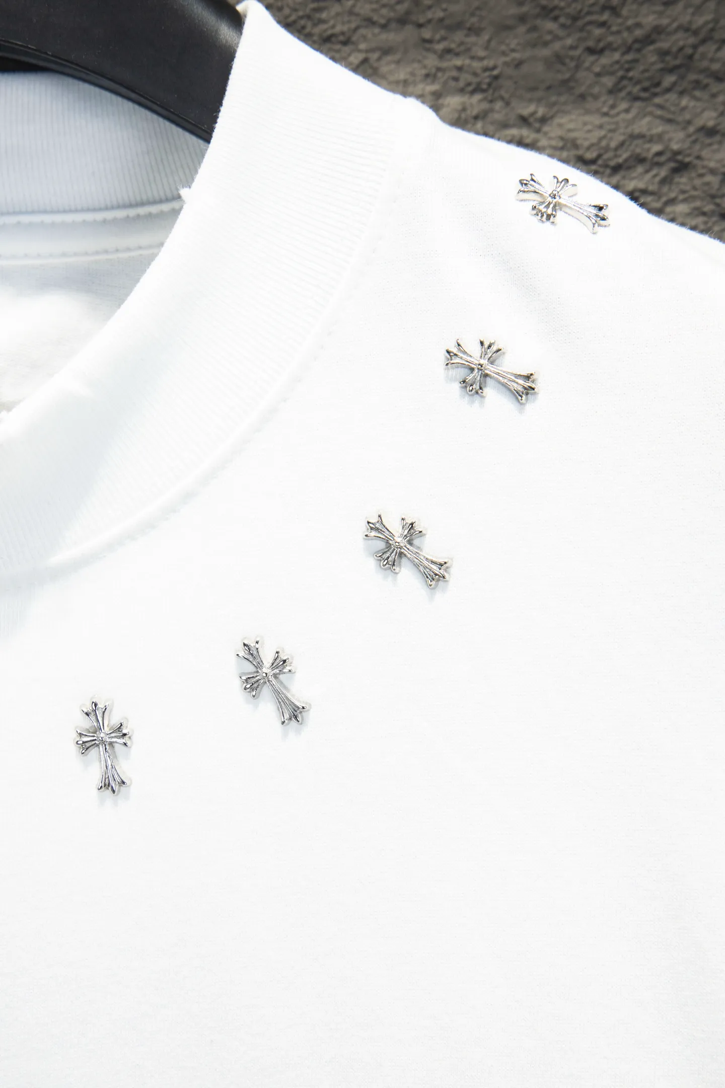 P190 🆕Chrome Hearts os version is really charming and Chrome Hearts is really a must-have. Each season's new version is made to the extreme. It is very practical and can be worn casually. Nice✔️ - ⚠️100% cotton. Made of 32-count double yarn, 260-gram weight fabric and imported knitted carded cotton. The thickness is moderate, drapey and contoured, and the upper body is comfortable! ! It is very tolerant to fat body types and can instantly lose five pounds after wearing it!  Front panel #Back panel Neckline Bronzing elements# Imported hardware heavy craftsmanship and imported accessories. The body is washed, fried, frayed and added with handmade elements, which greatly increases the interest of the clothing; unique visual effects. The special fraying effect creates a unique distressed effect. The addition of handmade elements to the body greatly increases the interest of the clothing; it has a unique visual effect. After special fraying effect treatment, a unique distressed effect is formed. An irregular hem is added to the version. This year, Crow Heart is focusing on the version. In the past two years, the oversize version has become the focus of the trend. It has also been a popular staple in the past two years. The change of designers has made this brand an instant hit. The progressive fashion of the times also needs the blood impact of fresh elements and trendy designs in order to continue its glory! It’s stylish both inside and outside, a must-have for high street travel! An absolute "eye-catching style" that can match couples 💏 Color: washed black and white Size: S M L XL